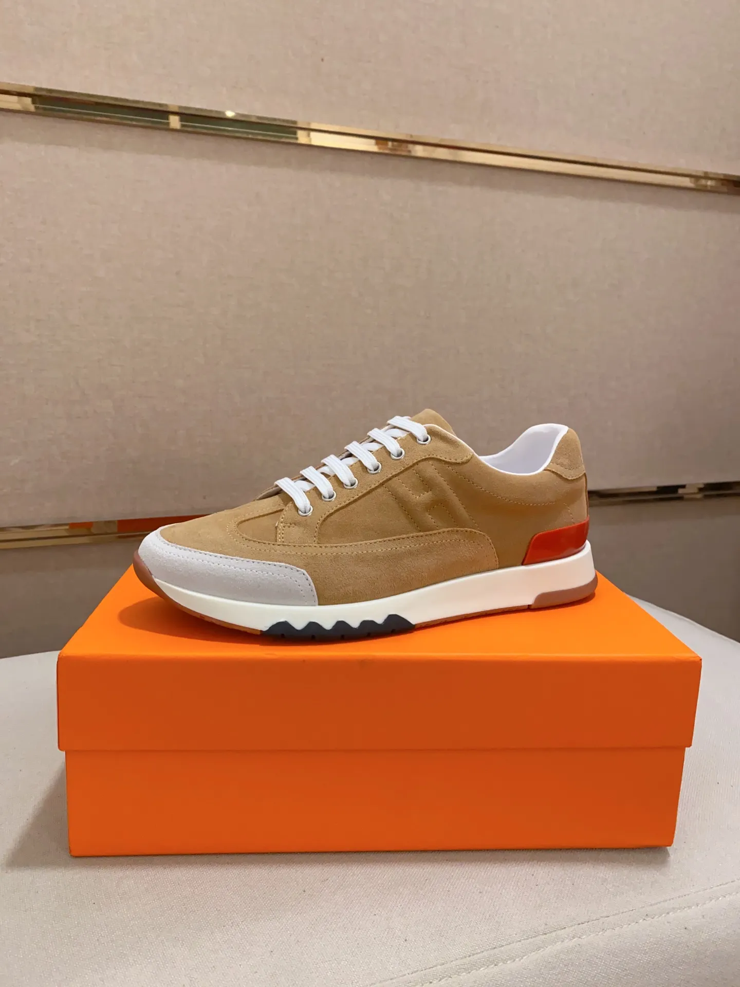 Ex-factory price: 500💰《HERMES》【Classic Original Version】Hermès; Top 🔝 Purchasing Agency 🔍🔍Men's latest 🇺🇸 counters are sold simultaneously, original imported from Italy ▲▲First-layer cowhide ▲▲ (high-end, extravagance and class) times) Exquisite workmanship (Italian 🇮🇹Imported water-dyed 🐂cowhide lining) sole: Original sole provided by the original factory, ⚠️exclusive double-layer activity·TPR·rubber·combined molded outsole; super comfortable·wear-resistant·non-slip·environmental protection The real thing is more beautiful if you take the real thing (high quality, follow the order), you can enter and exit the counter at will * Number of yards: 38·39·40·41·42·43·44# (can be customized 45.)